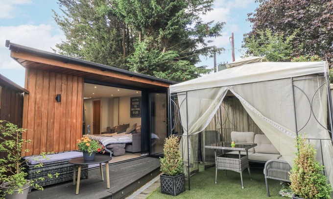 Cannards Grave Cottage | THE CHILL GARDEN ROOM, pet friendly, with a garden in Shepton Mallet