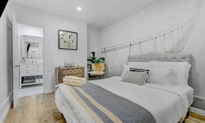 East Pasadena Apartment | The Cityscape Alley Nook