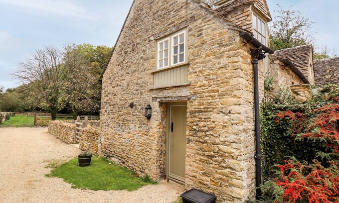 South Cerney Cottage | THE CLOCK TOWER, family friendly in South Cerney, Cotswolds