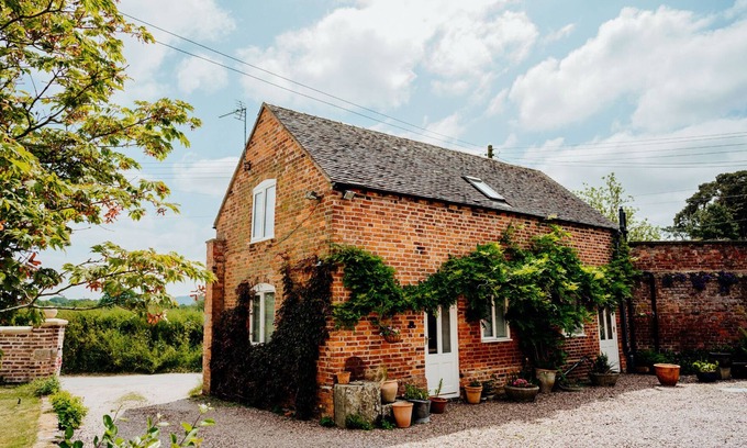 Eaton Mascott Cottage | THE COACH HOUSE BARN, pet friendly, with a garden in Dorrington