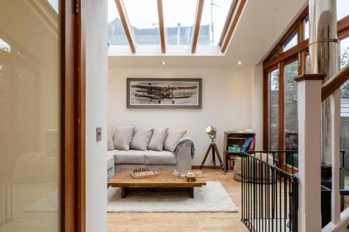 Cheltenham Apartment | The Coach House - Beautiful Home in Cheltenham!