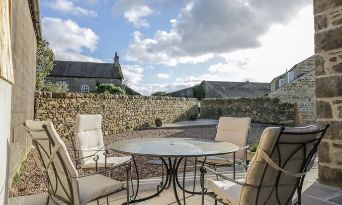 Fourstones Near Bentham Cottage | THE COACH HOUSE, pet friendly, character holiday cottage in Rathmell