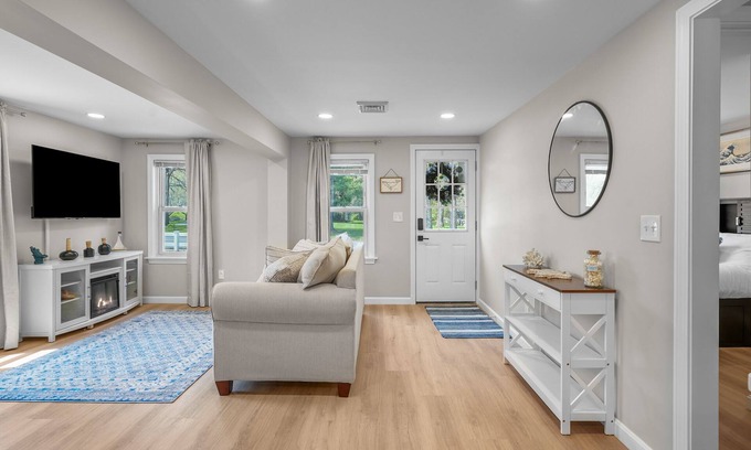 South Kingstown House | The Coastal Cottage- Superhosts- Hot tub, fire pit, 10 mins to the beach & URI!