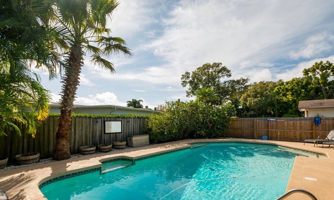 Seminole House | The Coastal Cutie! Pool, Hot Tub, 5-10 Mins to Beautiful Gulf Beaches!