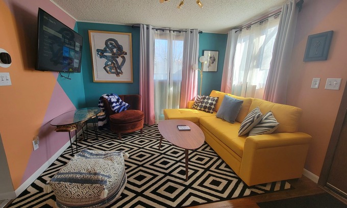 East Side Pioneers House | The Color House/2 Bed, 2 Ba, 1 mi to Mayo Clinic, No Stairs to Entry