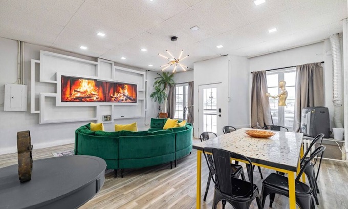 Detroit House | The Color Lounge! Spacious 4-bedroom house with WiFi and AC in terrific Detroit