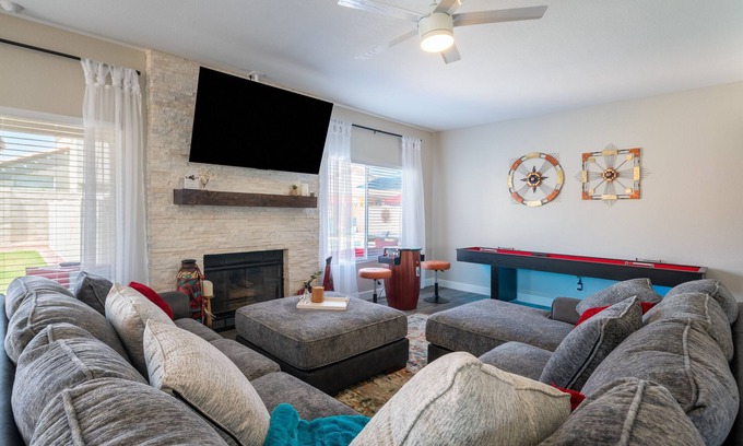 Garden Lakes House | The Copper House (5-Bedroom Home) with Pool - Pets Allowed by RedAwning