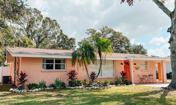 Sarasota Springs House | The Coral Cottage close to all that Sarasota has to offer
