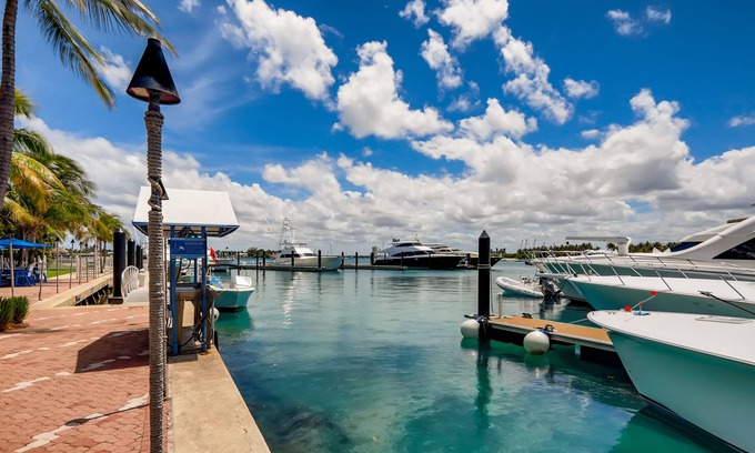 Singer Island Apartment | The Coral Sands