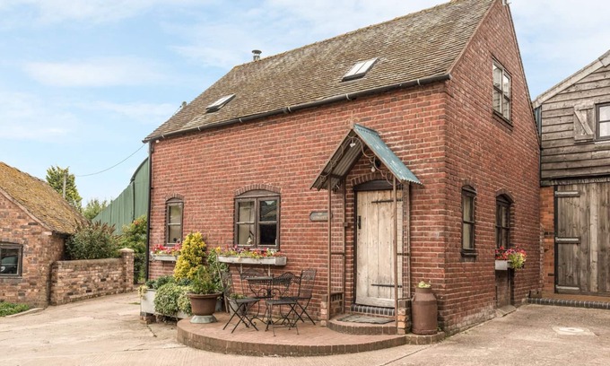 Coalbrookdale Cottage | THE CORN HOUSE, family friendly, with open fire in Leighton