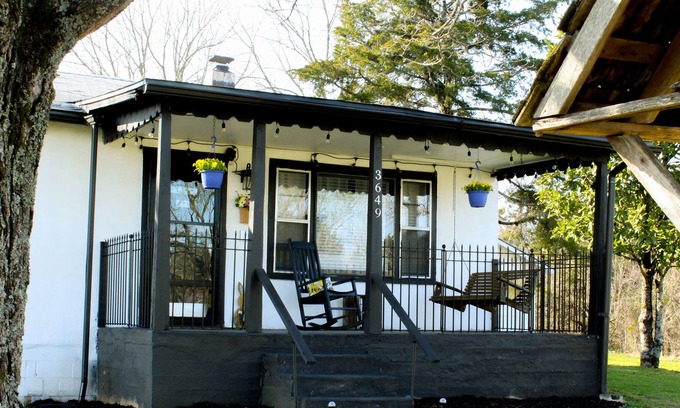 Merriam Woods Cottage | The Cottage at Willow Hill- Minutes from Branson!