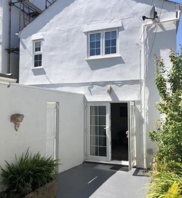 Redruth Cabin | The Cottage