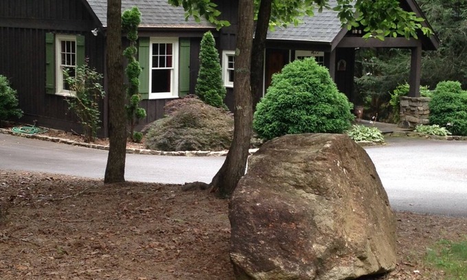 Hickory Cabin | "The Cottage on LaKe Hickory" - 5Acre Point/1100 Water Frontage! NEW LANDSCAPED