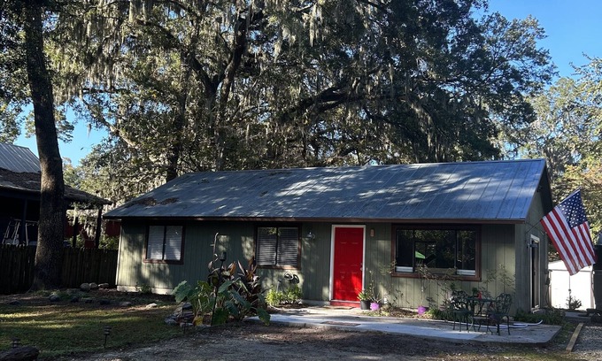 Olde Town Cottage | The Cottage with the RED DOOR,n5 minute walk to May River, restaurants & shops