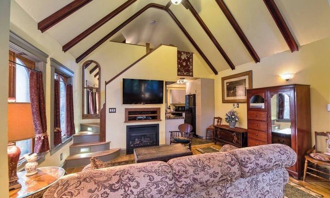 Powassan Cabin | The Couples Cabin at Upper Garden Nature Retreat