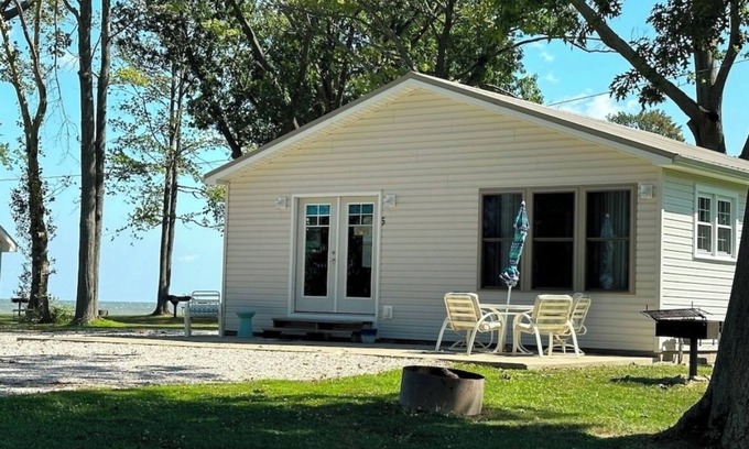 Geneva-on-the-Lake Cottage | The Cove House: Private 2 bdm cottage