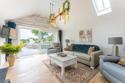 Isle of Purbeck House | The Cow Stalls - Stunning Farmhouse with Wonderful Views and Garden - Close to Corfe Castle