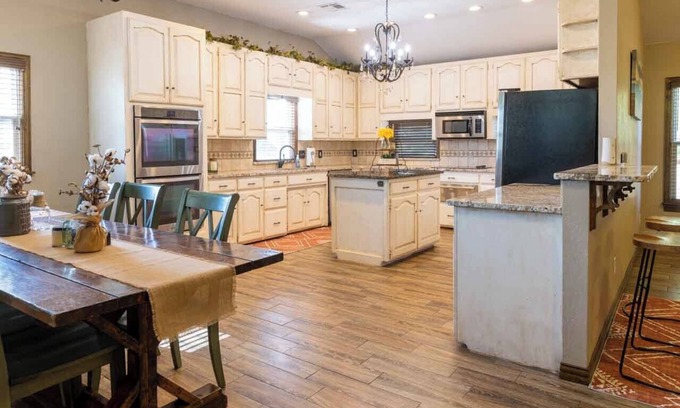 Noble County House | The Cowboy Family’s Retreat -15 min to Stillwater, 20 min Boone Pickens, & GIA