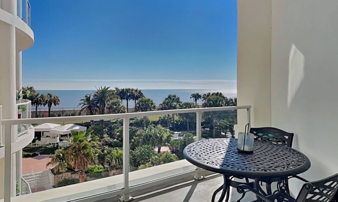 Galveston Condo | The Cozy Corner | Dual Beach & Pool Views