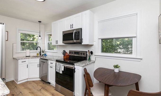 Greater South Side House | The Cozy Cottage - Entire house in Des Moines