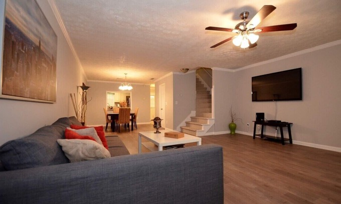 Conyers House | The Cozy Pearl Townhome - 10 mins to horse park!