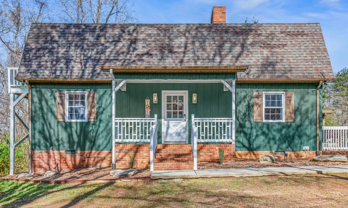 Stokes House | The Crestview: Mountain retreat, four minutes from Hanging Rock State Parknn