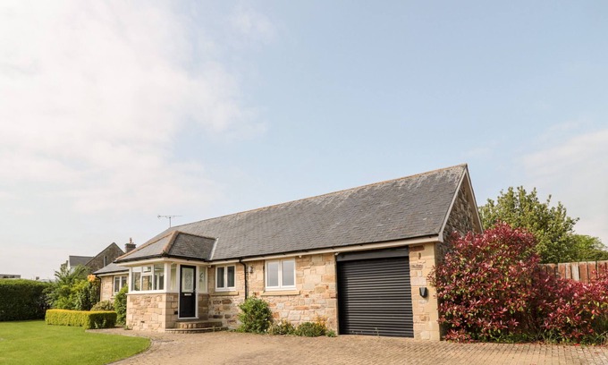 Longhoughton Cottage | THE CROFT, family friendly, with hot tub in Alnwick