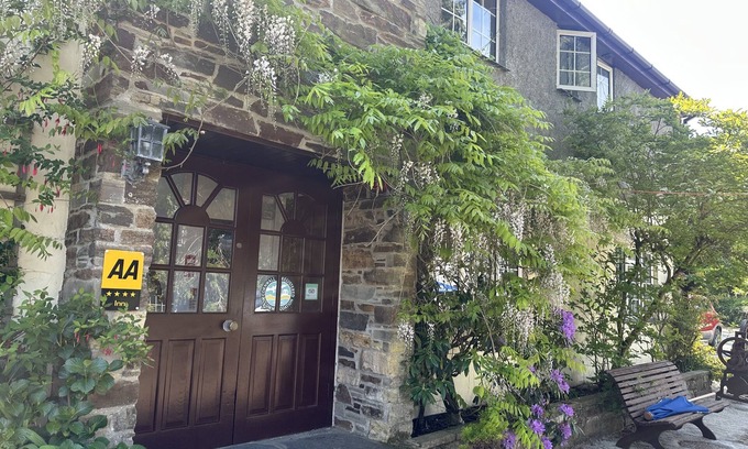 Saltash Hotel | The Crooked Inn