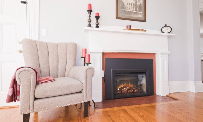 Somerset Apartment | The Crows Nest - 1747 Historic Isaac Pierce House 2nd floor centrally located