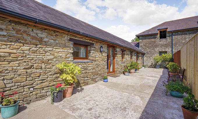 Llanrhidian Higher Cottage | THE DAIRY, pet friendly, character holiday cottage in Llanmorlais