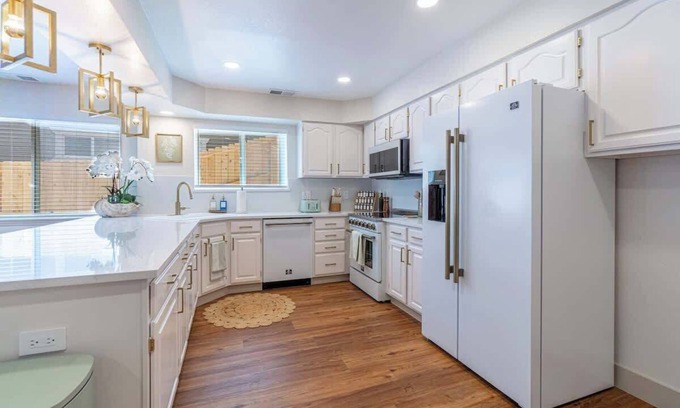 Northeast Reno House | The Deco Retreat - UNR - Pet Friendly