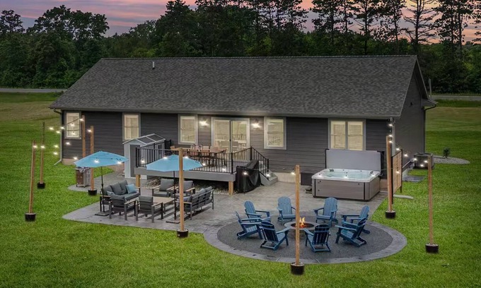 Wisconsin Dells House | The Dells Den- Hot Tub- Fire Pit- Theater- Game Room- 5 min to DT Dells!