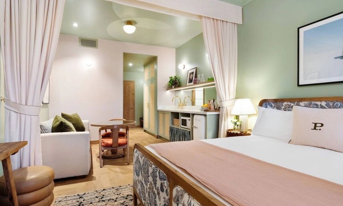 Hyde Park Hotel | The Deluxe Queen at Palihouse Hyde Park Village, Onsite Parking