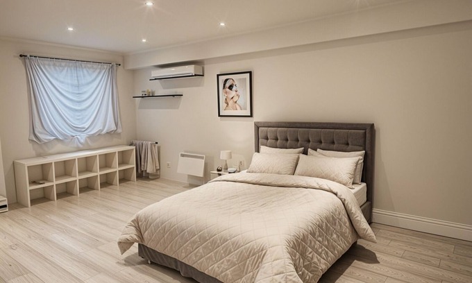 Bunhill Apartment | The Deluxe Studio; A Luxurious Lounge within a Creatively Artistic Apartment