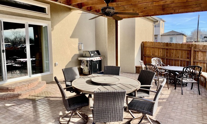 Fruita House | The Desert Moon- A luxurious retreat w/amazing patio, shuffleboard, EV charger