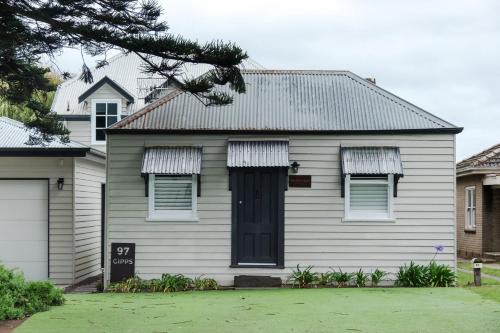 Port Fairy Ski Chalet | The Dog House Cottage