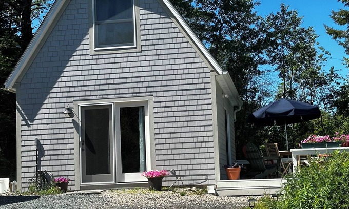 Seal Cove Cottage | The Doll House at Summer Winds with AC and WiFi in Seal Cove
