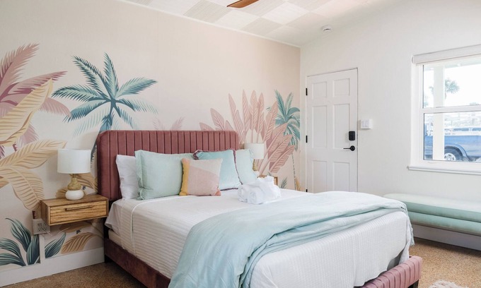 Vilano Beach Hotel | The Driftwood Queen Studio -5 min walk to beach!