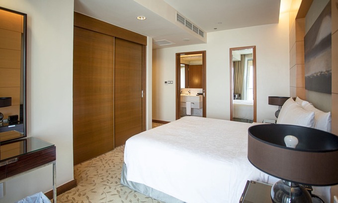 Downtown Dubai Apartment | The Dubai Mall Luxury 1B Balcony Kempinski side