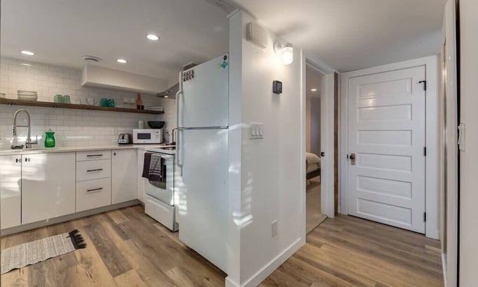 Inglewood Apartment | "The Emerald" In Inglewood Sleeps 4- Lower Suite