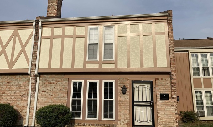 Highland Springs House | The Enclave Art Studio - Free parking 8 mins from airport