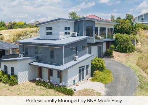 Calare House | The Entertainer - 5 Bed 5 Bath, 3 Storey Retreat