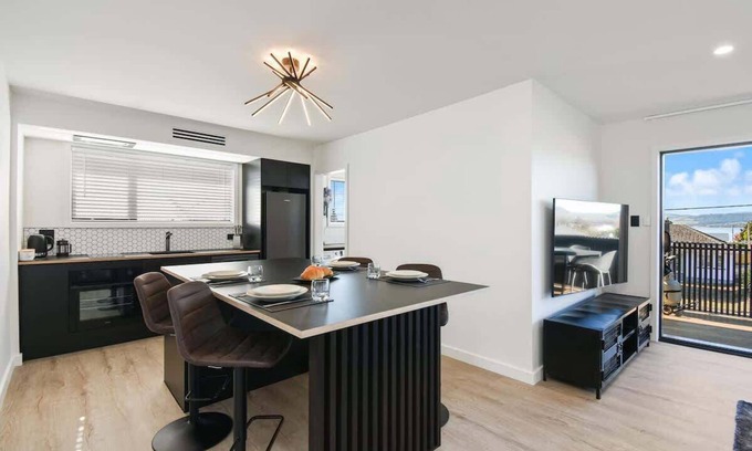 Kawaha Point House | The Fairlady | Stylish & Warm with Lake Views!