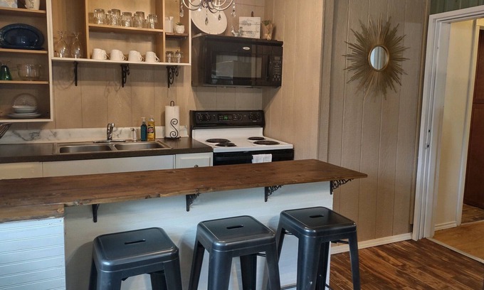 Longview House | The Fancy Farmhouse - 5 Minutes From Town