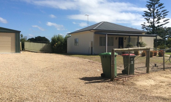 Lakes Entrance House | The Farmhouse Country Charm large yard Ample Parking Garage Available to use.