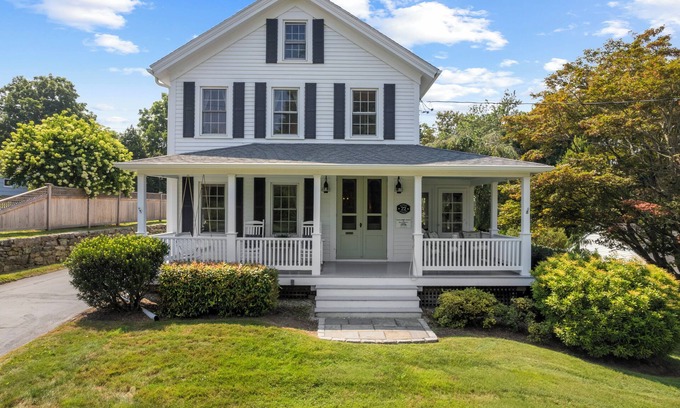 Mystic - New London House | The Farmhouse Downtown Mystic~Walk to Seaport, Shops and Restaurants