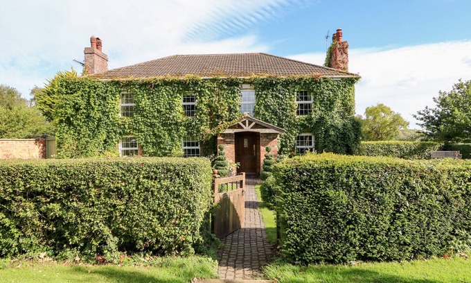 Burgh le Marsh Cottage | THE FARMHOUSE, pet friendly, with hot tub in Burgh Le Marsh
