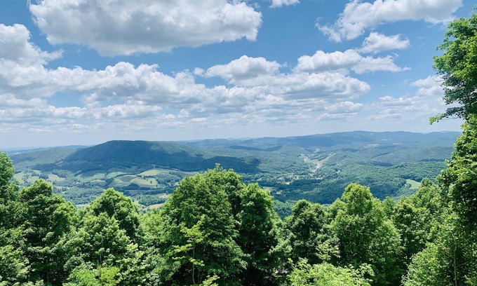 West Jefferson Cabin | The Flight Deck, Amazing Views, Sleeps 14, Firepit, Bunks, Game Room