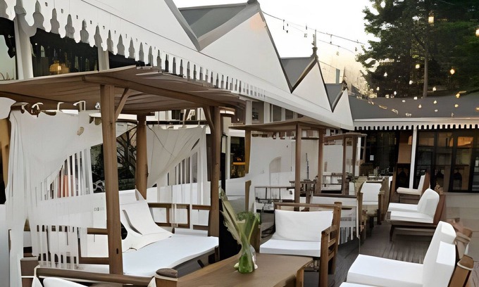 Munro Apartment | The Florida, Silver shelter