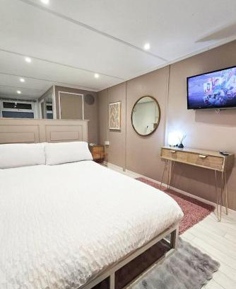 Belfast Apartment | The Fourwinds Cosy Cabin- 15mins to Belfast city